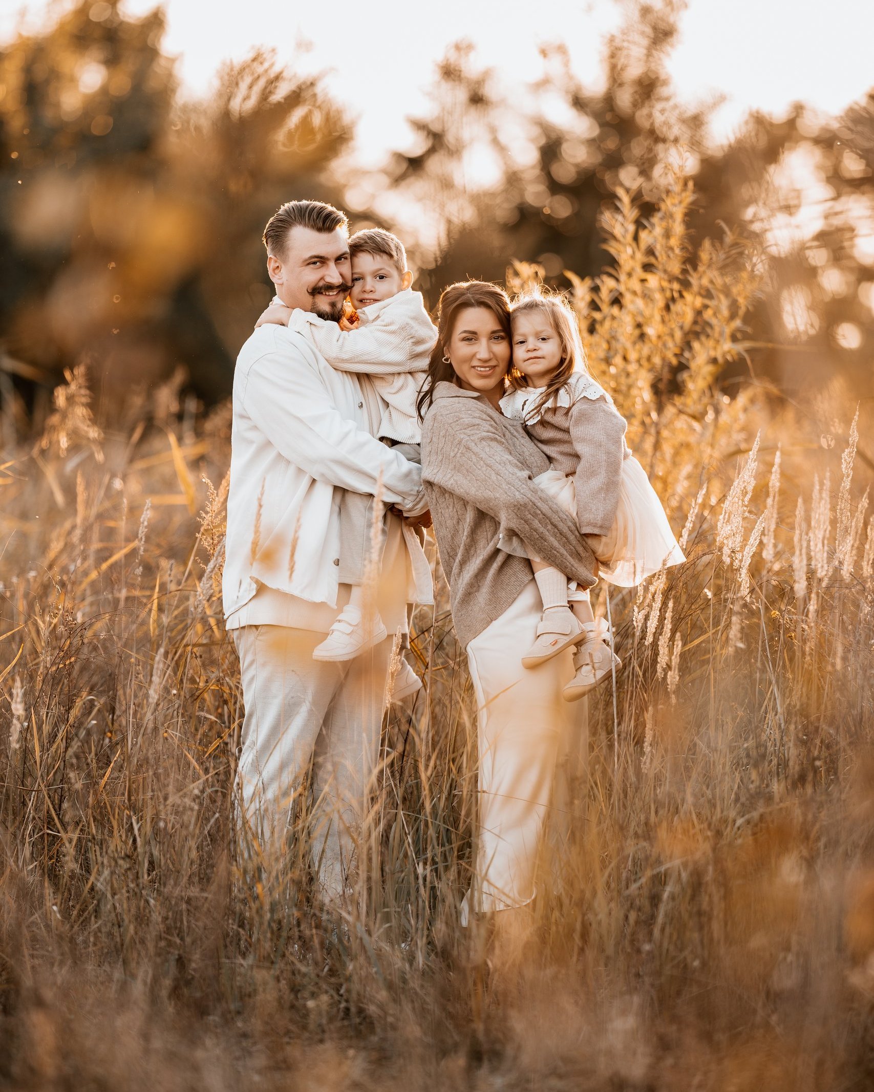 Familie im hohen Gras im Abendlicht, Familienshooting in Hannover zum Verschenken