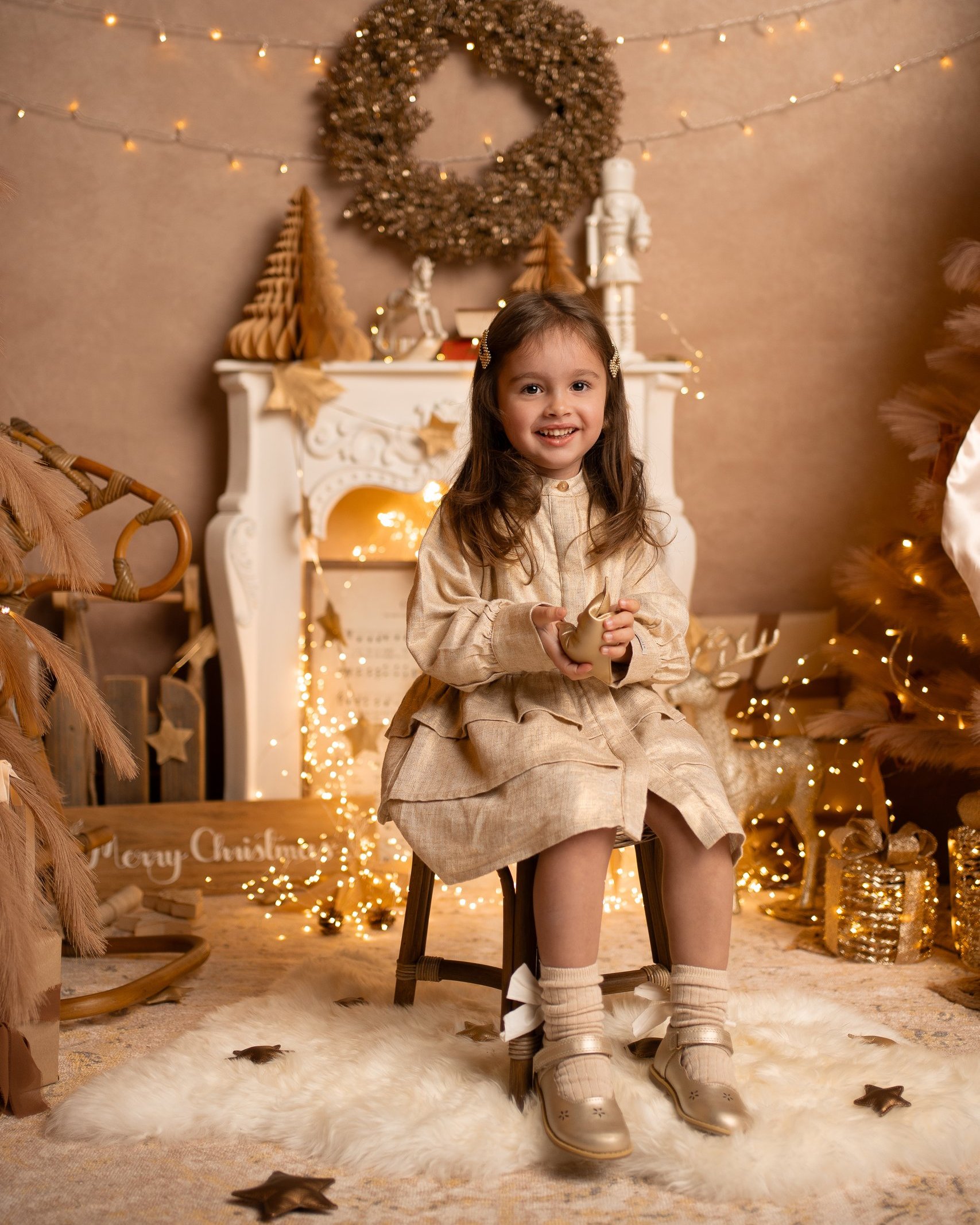 Lachendes Kind beim Weihnachtsshooting in Hannover, ganz ohne Stillsitzen